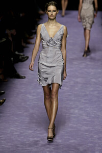 289659767_YvesSaintLaurent2003WomenRTW24.thumb.jpg.a90d0164d5028e677dbc5aa4d6fc5781.jpg