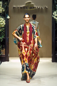 294242382_PierreBalmain1997HauteCouture55.thumb.jpg.ed7920d2c68a9cff8bee7b52b39a22fb.jpg