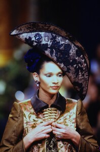 30305005_christian-lacroix-couture-fall-1996(4).thumb.jpg.1af2d14a973d15e3fa760aef457548f1.jpg