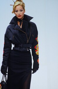 304262373_Dolce-Gabbana-Fall-92(4).thumb.jpg.b2d76c0360259672970e65576ffecc3a.jpg