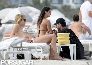 Chloë-Sevigny-hung-out-beach-Miami-friends (2).jpg