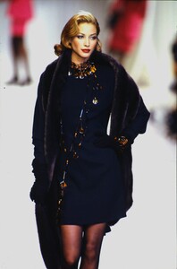 404484283_chloe-fw-1992(2).thumb.jpg.77626f8e6f640046e9b12f422f056b9a.jpg