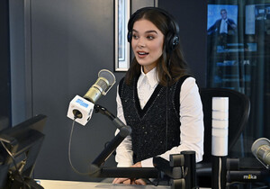 Hailee+Steinfeld+Hailee+Steinfeld+Visits+SiriusXM+5-nPPoy3ORZx.jpeg