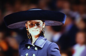 437836553_christian-lacroix-couture-fall-1996(28).thumb.jpg.b7126e5f3ac21ebed8a47cd4b4363918.jpg