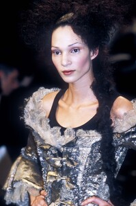 453300154_JeanPaulGaultier1998HauteCouture175.thumb.jpg.fecf43de54fc1cecd9c224bc6942a937.jpg