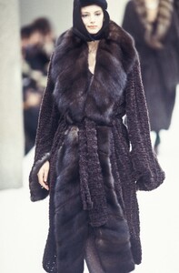 504067728_Fendi1995WomenRTW19.thumb.jpg.90ae37ec616d46b1e2df90002b8f29b8.jpg