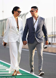 50779221-10227031-Wow_Adriana_Lima_40_stepped_out_braless_with_beau_Andre_Lemmers_-m-24_163750936639.thumb.jpg.4adebf310060e50976f4cbf0bf1cc446.jpg