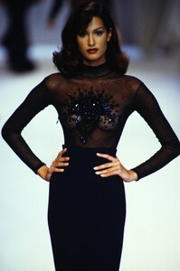 509270452_chloe-fw-1992(10).thumb.jpg.1ebf06c2a3859d795e6b0320edf59084.jpg