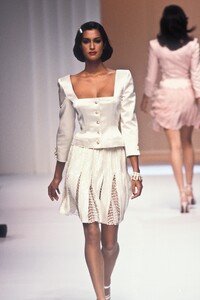 51905903_Valentino1995WomenRTW21.thumb.jpg.0f11fb73cf38eb8f3c0fde7bca9ee0aa.jpg