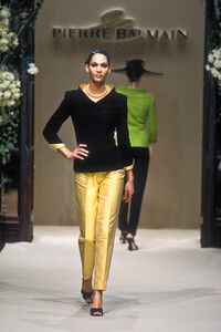 546377890_PierreBalmain1997HauteCouture7.thumb.jpg.d88eb573be29301aea1065d69f457742.jpg