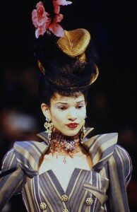 566042558_christian-lacroix-hc-ss-1995(1).thumb.jpg.86b3133e2862787d8685f80def7c0f0f.jpg