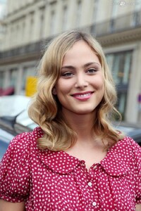 590175-nora-arnezeder-tout-sourire-octobre-950x0-2.jpg