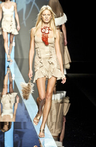 592930068_Valentino2002WomenRTW74.thumb.jpg.1affe09a85c4e28d87225b92db8261bd.jpg