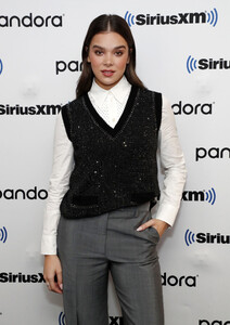 Hailee+Steinfeld+Hailee+Steinfeld+Visits+SiriusXM+ZrCHHRzlxJBx.jpeg
