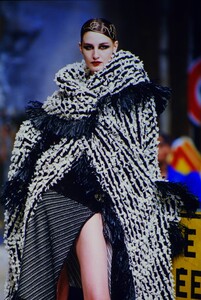 634206478_john-galliano-fall-1999(5).thumb.jpg.fce56be750ce1d4f97ce26ce8a92af93.jpg