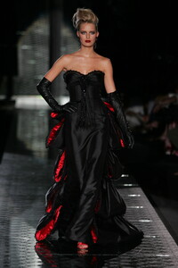 637495600_Valentino2004HauteCouture267.thumb.jpg.6187d77adcd4a952b7ab63420c5528e4.jpg