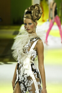 639324297_ChristianLacroix2004HauteCouture245.thumb.jpg.3479fa275db346b415c2183beb6c4214.jpg