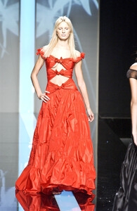 649157060_Valentino2002WomenRTW151.thumb.jpg.2f8a5c0d0a0c80f7c7e64d12048cf653.jpg