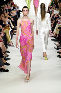 686101524_EmilioPucci2001WomenRTW87.thumb.jpg.122d31d108ed876c0de7536e7e050e16.jpg