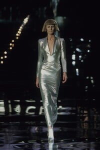 69250101_Givenchy1999WomenRTW14.thumb.jpg.da7501d67c0635fedf57fa659d8df58a.jpg