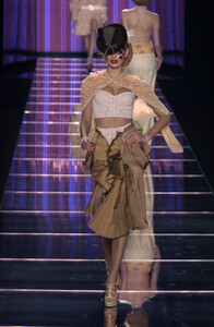 708279026_JohnGalliano2003WomenRTW17.thumb.jpg.f360af5ff34ca76d1cb4152186bb2f92.jpg