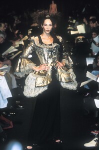 73598716_JeanPaulGaultier1998HauteCouture176.thumb.jpg.368e19b8c7f93d697d96846505e1591c.jpg