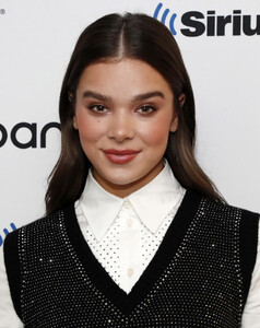 Hailee+Steinfeld+Hailee+Steinfeld+Visits+SiriusXM+U5IifWLYnQ4x.jpeg