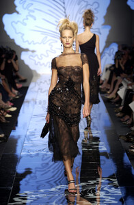 743684944_Valentino2001HauteCouture85.thumb.jpg.bb525949d4660bcb5e5e01b494e8bd89.jpg