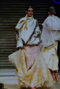 761501392_john-galliano-fall-1999(10).thumb.jpg.625b988e3a69a78b5827215756d2488f.jpg