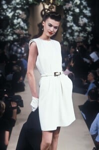 76995686_YvesSaintLaurent1996HauteCouture107.thumb.jpg.65f9314c059305032b675d849c876437.jpg