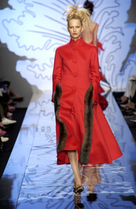 828787486_Valentino2001HauteCouture24.thumb.jpg.2fae1bcbe59383b9ec94a2fa3f9b632e.jpg