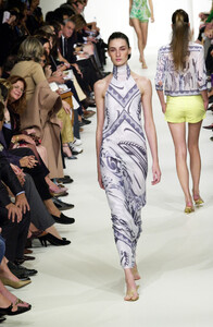 835469051_EmilioPucci2001WomenRTW48.thumb.jpg.9b667dd76526a236c657b8bab4af2ae0.jpg