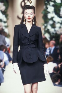 869815655_YvesSaintLaurent1996HauteCouture87.thumb.jpg.2e5e813317133688e0a476c11e4a688d.jpg