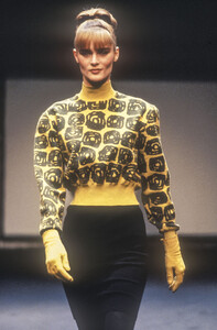 876993712_AzzedineAlaia1993WomenRTW6.thumb.jpg.f556ef4af5d0a9942d3c951a54fca2f0.jpg