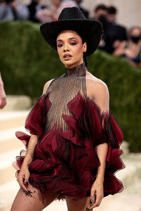 Tessa+Thompson+2021+Met+Gala+Celebrating+America+lwG2p99nMSUx.jpg