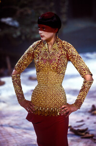 895179101_Givenchy1998HauteCouture95.thumb.jpg.21e329fc2b79eab103a2a096ed0b8ecc.jpg