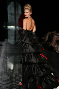 895679638_Valentino2004HauteCouture271.thumb.jpg.9af8fa9927e8a94a35785778100ad3fe.jpg