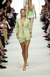 902469671_EmilioPucci2001WomenRTW52.thumb.jpg.13213edc92505c31b8e57ff51bbbb16a.jpg