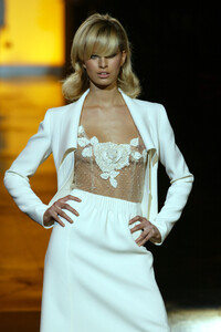 916576083_Valentino2002HauteCouture56.thumb.jpg.3f4fb46e5a9d6fcdc5a832e4a6b3f95c.jpg