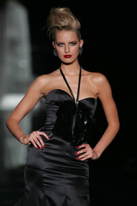 917664438_Valentino2004HauteCouture185.thumb.jpg.851008cc847913f4896c20e9ffce4a4e.jpg