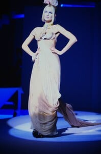 93032520_THIERRY-MUGLER-HC-FALL-1995(14).thumb.jpg.f1e2390994043e66de5cfc267bb30811.jpg