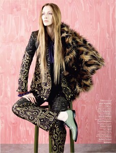 Alana_Zimmer_by_Ben_Toms_(Moscow_Laughs_-_Vogue_Russia_August_2011)_2.thumb.jpg.e15c266b903535b58eb1645b898c62d4.jpg