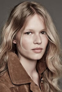Anna-Ewers-Patrick-Demarchelier-Vogue-Germany-March-2015-11.thumb.jpg.ef55b90246a71ebe0b0df63949217a5e.jpg
