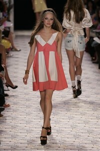 Betsey-Johnson-SS2006-13.jpg