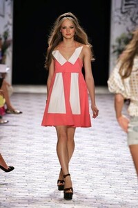 Betsey-Johnson-SS2006-19.jpg