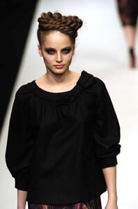 Clements-Ribeiro-FW2005-19.jpg