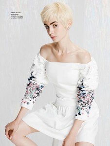 Elle_UK_-_December_2021January_2022-page-007.jpg