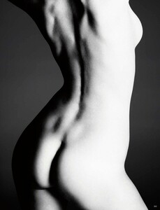 Hassett_Vogue_Germany_April_2013_04.thumb.jpg.0fb6ce1c065d2c599c017f9dacd1160e.jpg