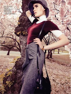Honre_Vogue_Russia_August_2011_03.thumb.jpg.ac5c4c55f3fc954d14adea0b9e90f77a.jpg