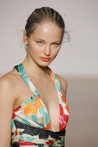 Jennifer-Nicholson-SS2006-03.jpg